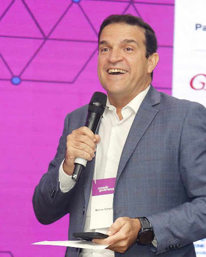 Marcos Sampaio sorrindo ao microfone