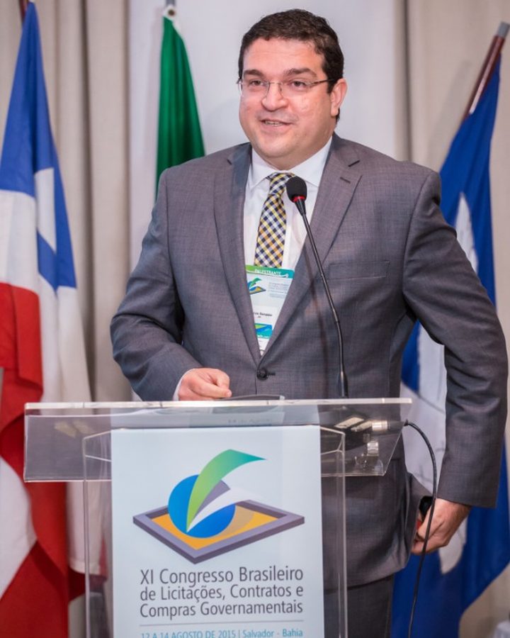 Marcos Sampaio na tribuna do Congresso Brasileiro de Licitações
