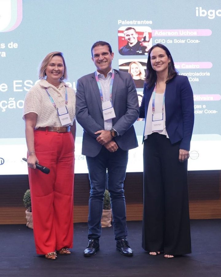 Marcos Sampaio com painelistas em evento do IBGC