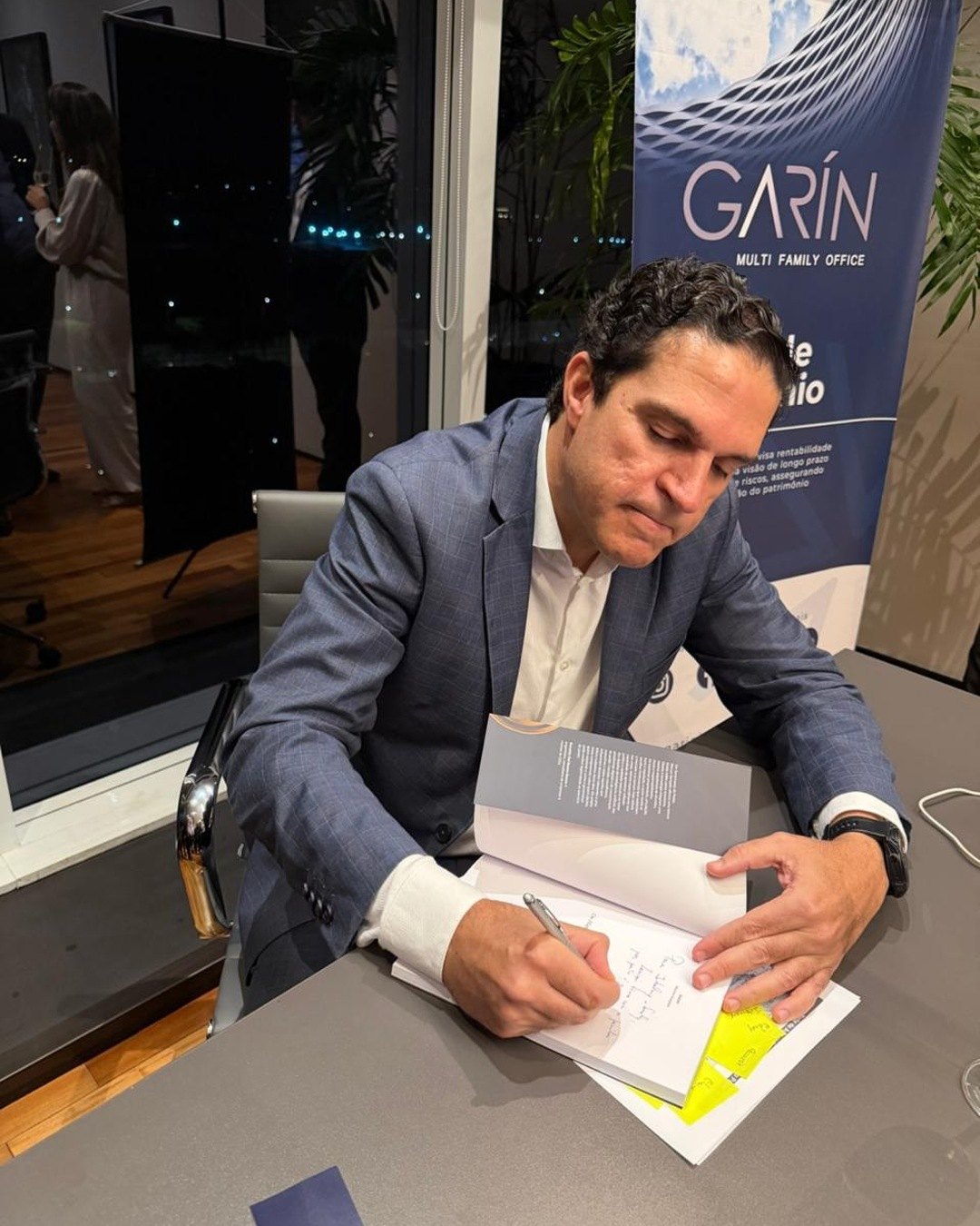 Marcos Sampaio autografando o livro Governança do Poder na noite de lançamento